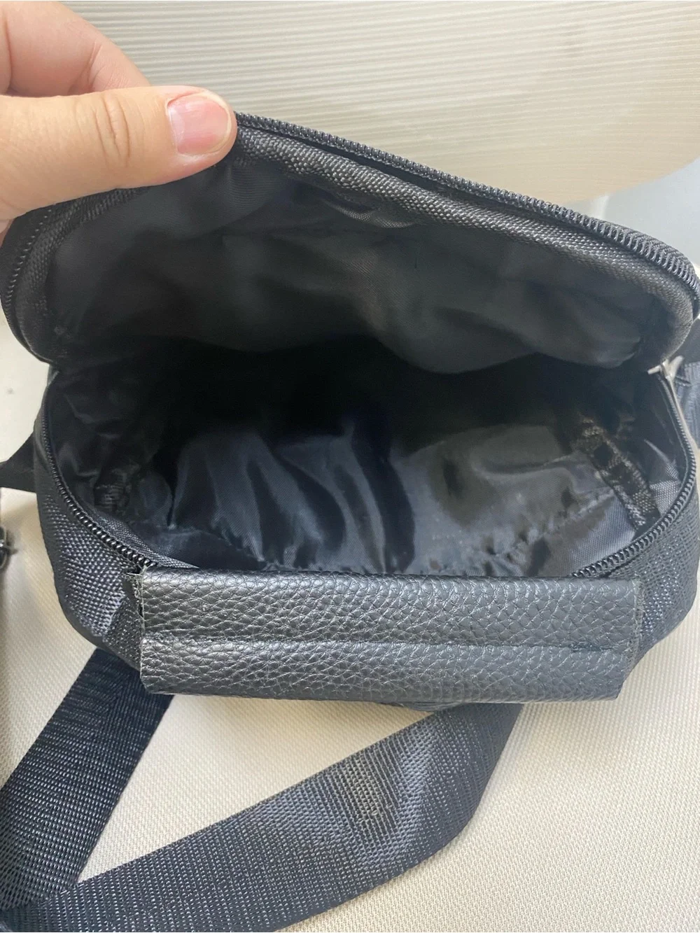 UniseGenuine Leather Black Crossbody Messenger Bag Multi-Pocket Adjustable Strap